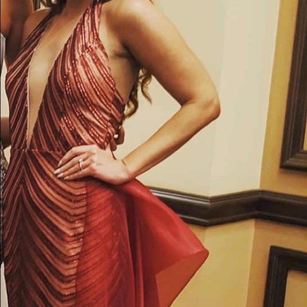 Elegant Red Evening Gown - Picture 4 of 8